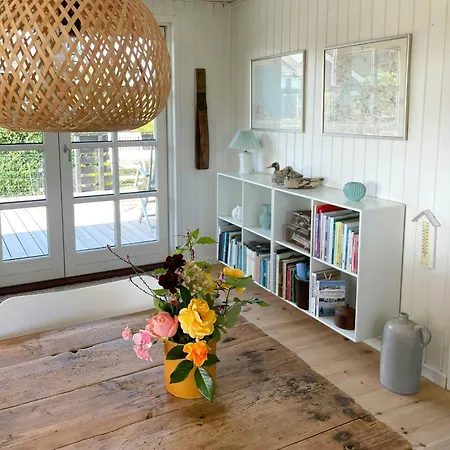 Dom wakacyjny Charming Summer House Near Dalbybugten Mesinge