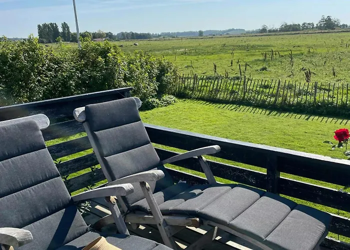 Charming Summer House Near Dalbybugten